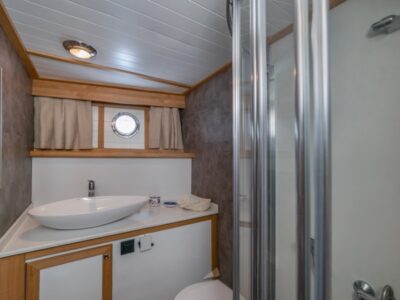 Ekmar Yachting Amazon Solo Gulet En Suite Bathroom Lavatory And Shower View 400x300