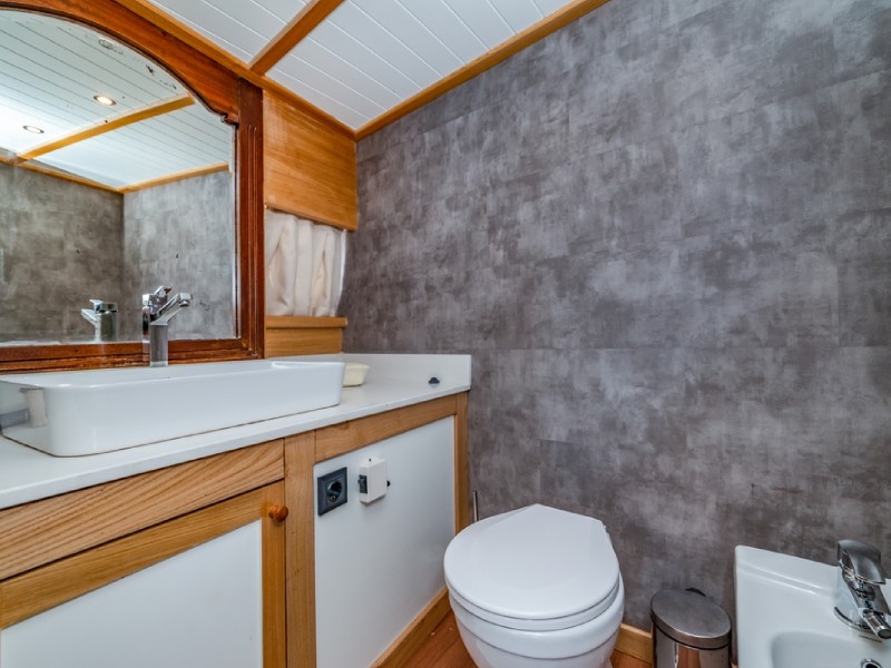 Ekmar Yachting Amazon Solo Gulet En Suite Bathroom Lavatory View