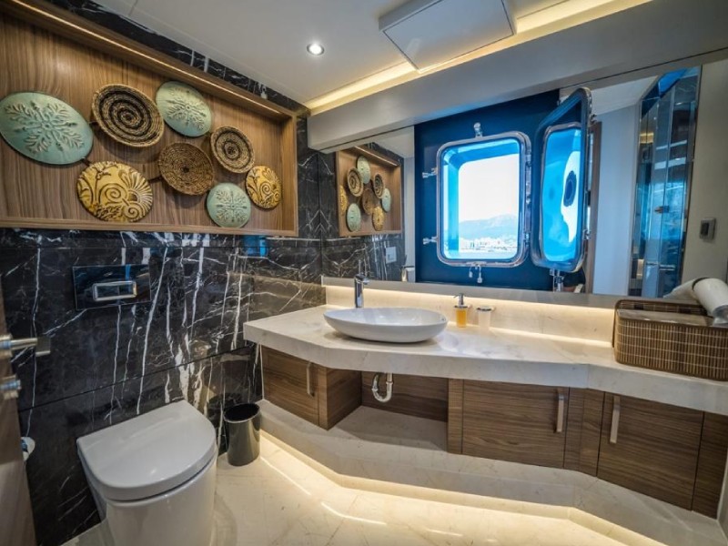 Ekmar Yachting Deep Water En Suite Bathroom Front View