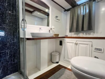 Ekmar Yachting Grande Mare Master Cabin En Suite Bathroom View 400x300