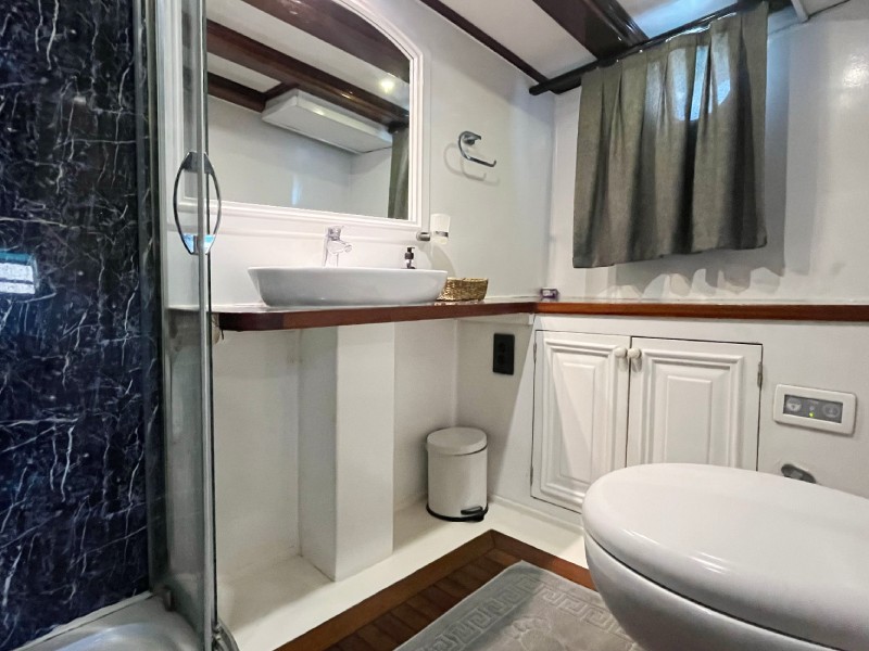 Ekmar Yachting Grande Mare Master Cabin En Suite Bathroom View