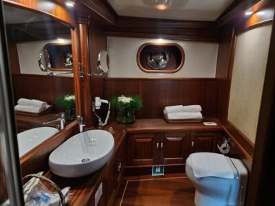 Ekmar Yachting Halcon Del Mar Double Cabin En Suite Bathroom View 400x300