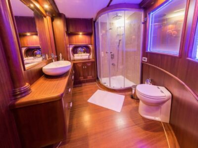 Ekmar Yachting Halcon Del Mar Master Cabin En Suite Bathroom View 400x300