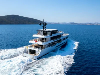 Ekmar Yachting Ocean Breeze Motor Yacht Cruising Rear View 400x300
