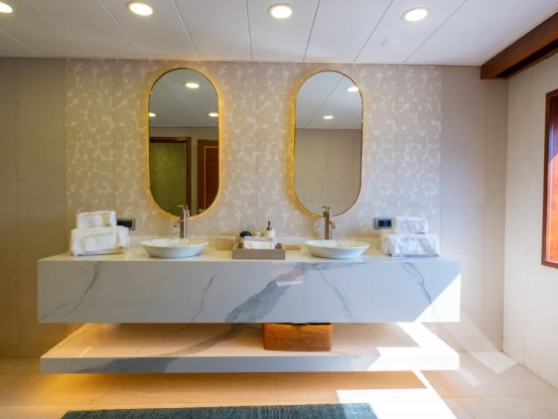Ekmar Yachting Ocean Breeze Motor Yacht En Suite Bathroom Front View 800x600