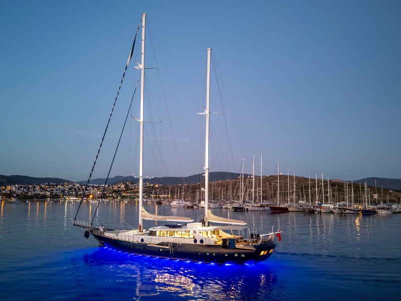Ekmar Yachting Perla Del Mare At Anchor Side View