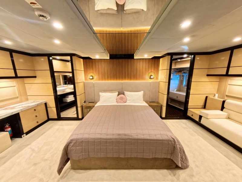 Ekmar Yachting Perla Del Mare Master Cabin Front Side View