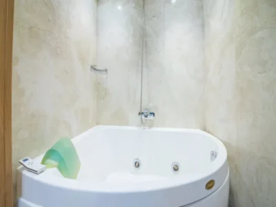Ekmar Yachting Blue Heaven Gulet Yacht Master Cabin En Suite Bathroom Jacuzzi View 400x300