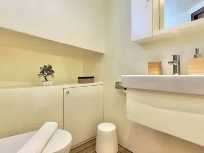 Ekmar Yachting Derya Deniz Gulet Yacht En Suite Bathroom Left Side View 400x300
