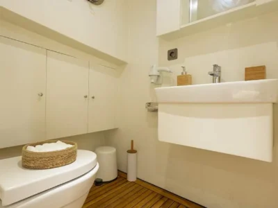 Ekmar Yachting Grand Sailor Gulet Yacht En Suite Bathroom View 400x300